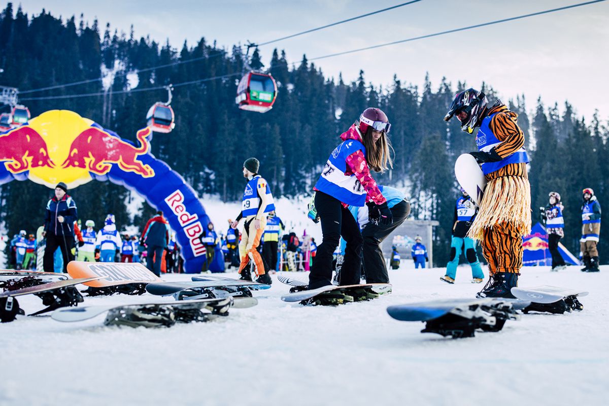 FOTO & VIDEO // A fost nebunie la cote maxime pe pârtia din Poiana Brașov! "Urși", "tigri" și "lei" au participat la cea mai tare competiție a iernii