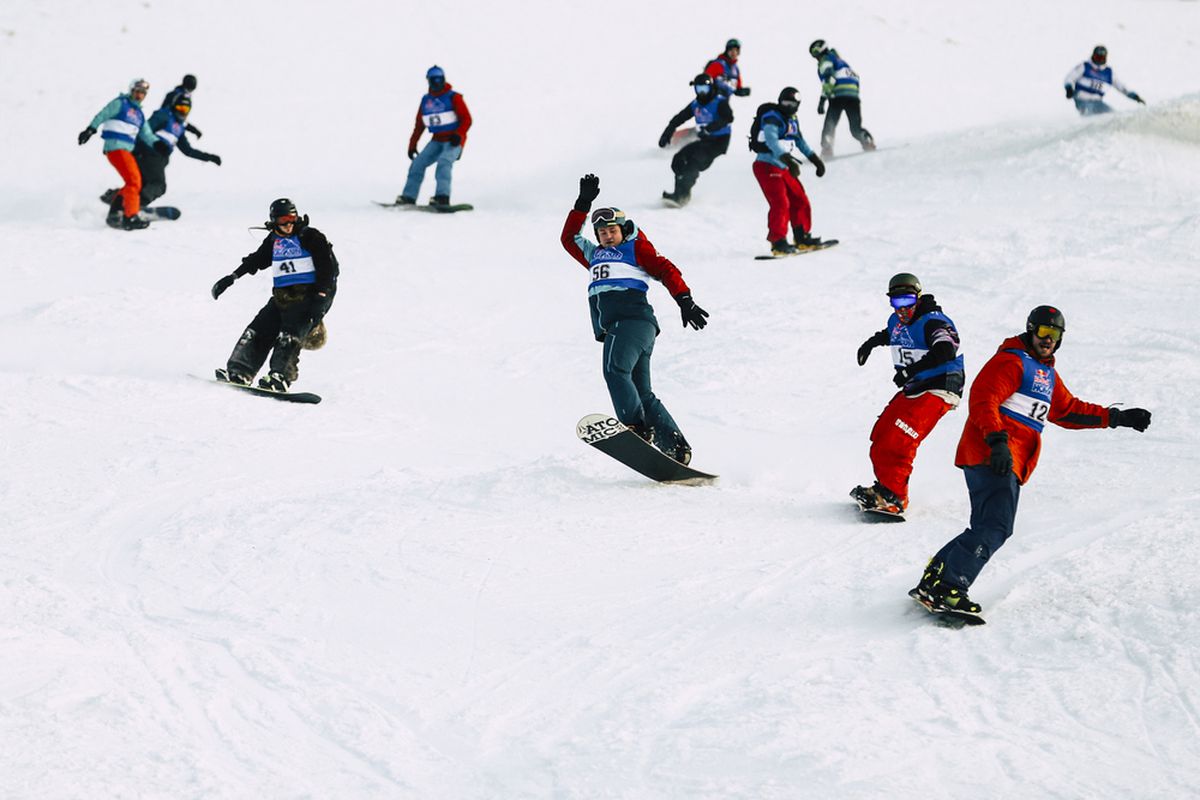 FOTO & VIDEO // A fost nebunie la cote maxime pe pârtia din Poiana Brașov! "Urși", "tigri" și "lei" au participat la cea mai tare competiție a iernii