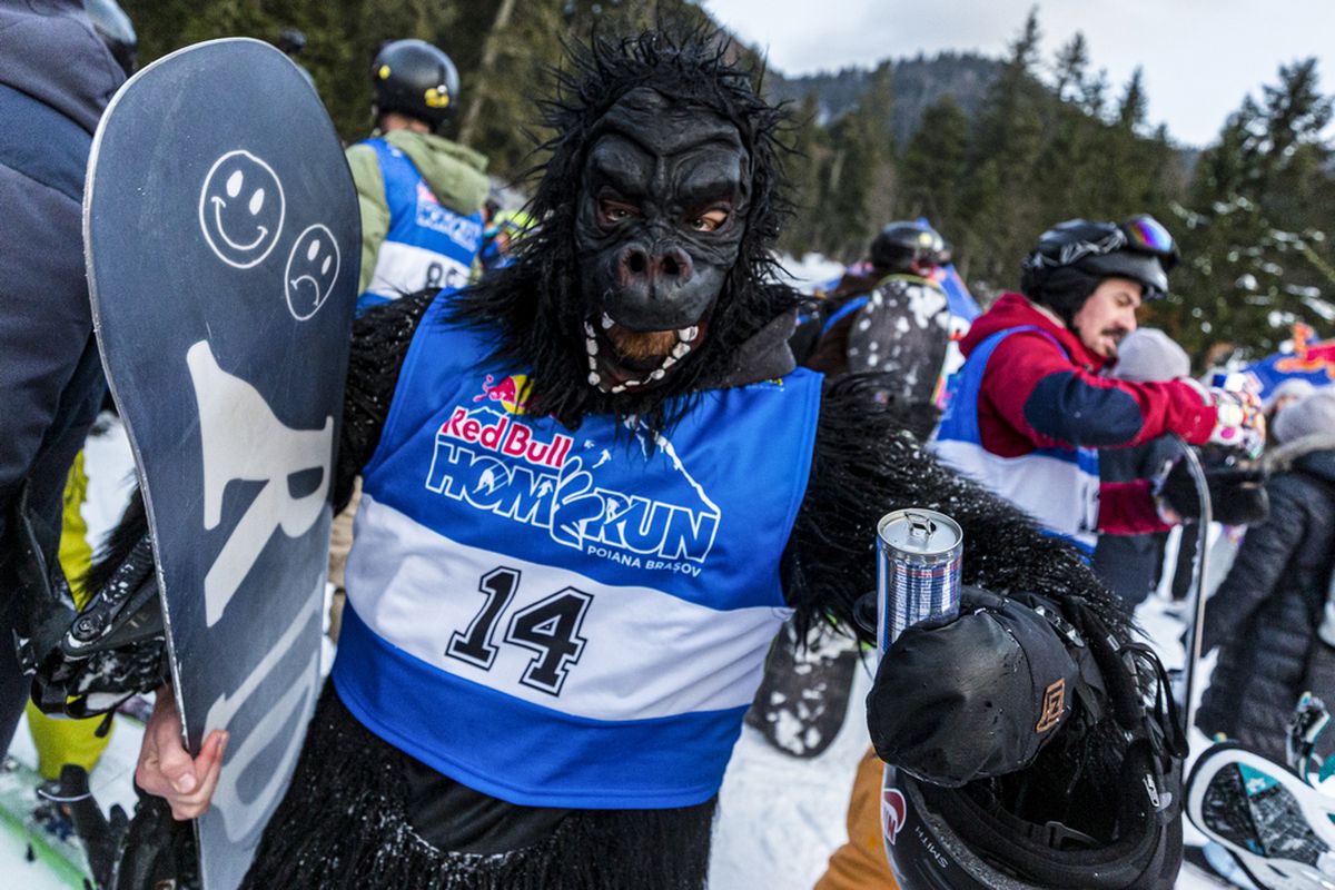 FOTO & VIDEO // A fost nebunie la cote maxime pe pârtia din Poiana Brașov! "Urși", "tigri" și "lei" au participat la cea mai tare competiție a iernii