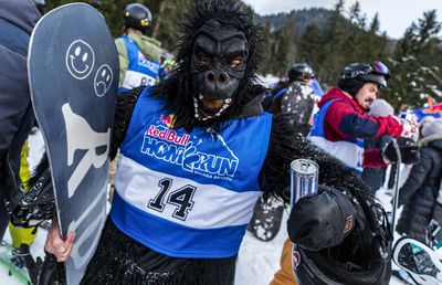 FOTO & VIDEO // A fost nebunie la cote maxime pe pârtia din Poiana Brașov! "Urși", "tigri" și "lei" au participat la cea mai tare competiție a iernii