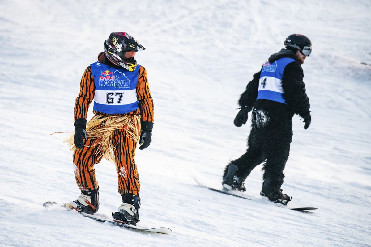 FOTO & VIDEO // A fost nebunie la cote maxime pe pârtia din Poiana Brașov! "Urși", "tigri" și "lei" au participat la cea mai tare competiție a iernii