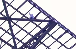 VIDEO Ce e în liga lui Șumudică! N-au prins bilete la inaugurarea stadionului și s-au urcat pe acoperiș :)