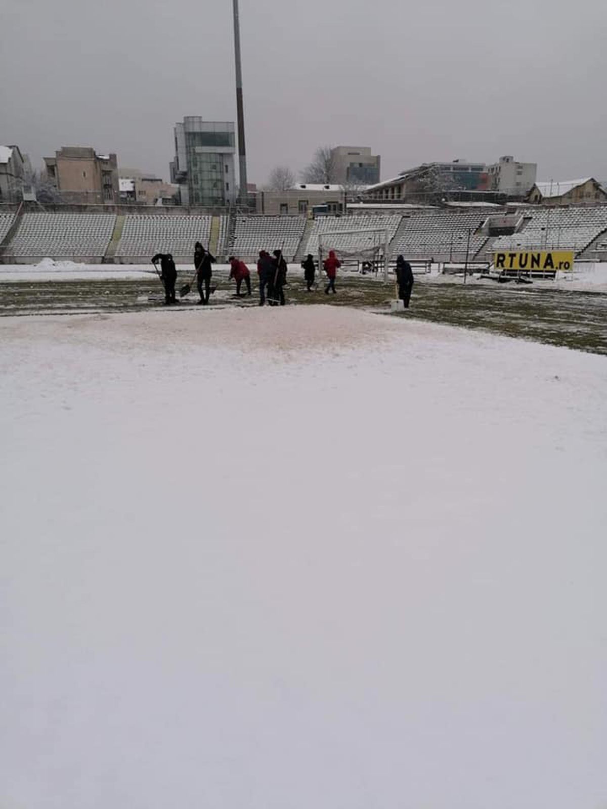 UPDATE / VIDEO. Suporterii și reprezentanții clubului Dinamo au curățat terenul de zăpadă » Cum arată gazonul