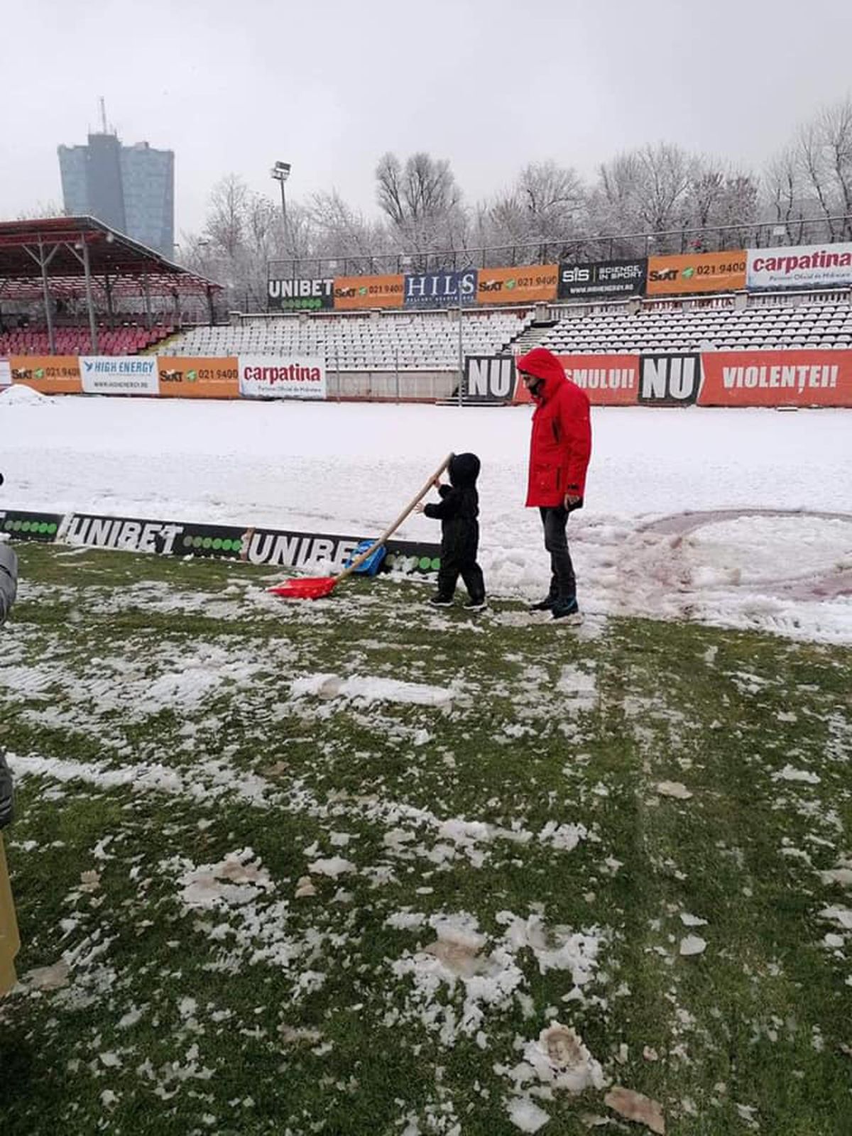 UPDATE / VIDEO. Suporterii și reprezentanții clubului Dinamo au curățat terenul de zăpadă » Cum arată gazonul