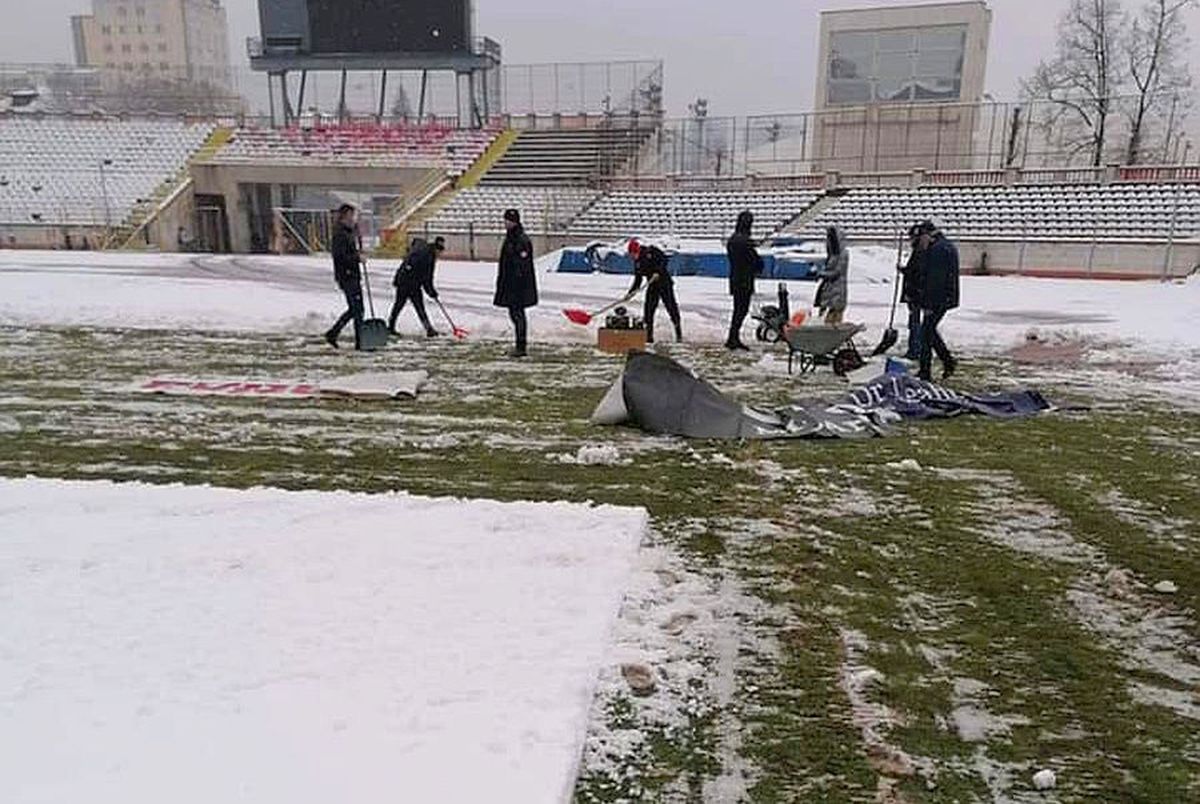UPDATE / VIDEO. Suporterii și reprezentanții clubului Dinamo au curățat terenul de zăpadă » Cum arată gazonul