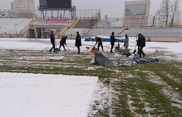 UPDATE / VIDEO. Suporterii și reprezentanții clubului Dinamo au curățat terenul de zăpadă » Cum arată gazonul