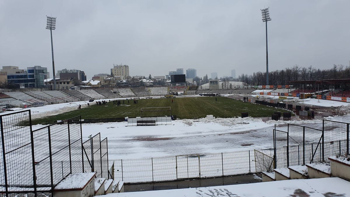UPDATE / VIDEO. Suporterii și reprezentanții clubului Dinamo au curățat terenul de zăpadă » Cum arată gazonul