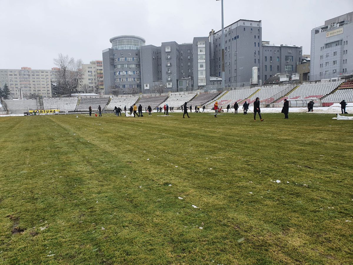 UPDATE / VIDEO. Suporterii și reprezentanții clubului Dinamo au curățat terenul de zăpadă » Cum arată gazonul