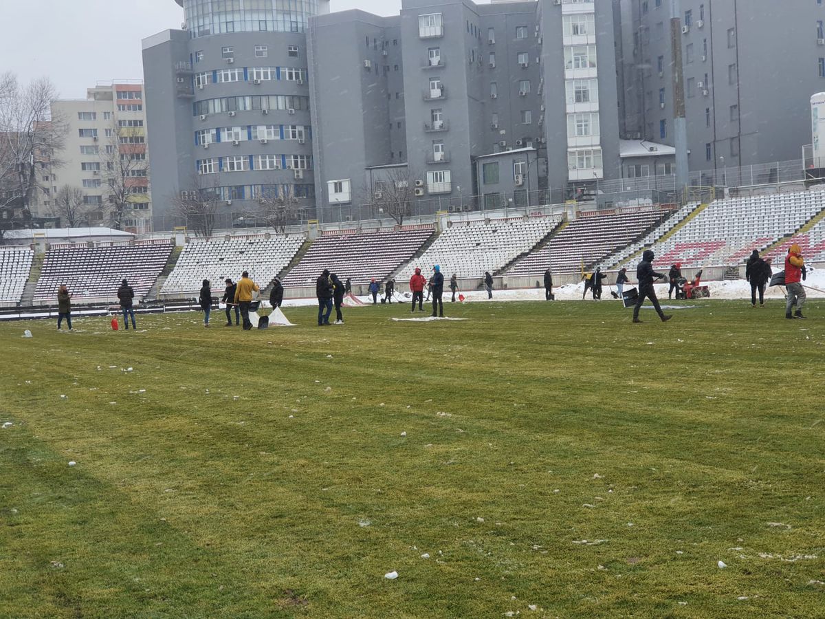 UPDATE / VIDEO. Suporterii și reprezentanții clubului Dinamo au curățat terenul de zăpadă » Cum arată gazonul