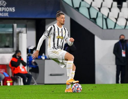 Radu Drăgșin, fundașul de 18 ani al lui Juventus, anunțat titular diseară cu SPAL în „sferturile” Cupei, s-a înțeles cu campioana Italiei, iar semnătura rămâne o formalitate, salariul oferit fiind la nivelul perspectivelor lui.
