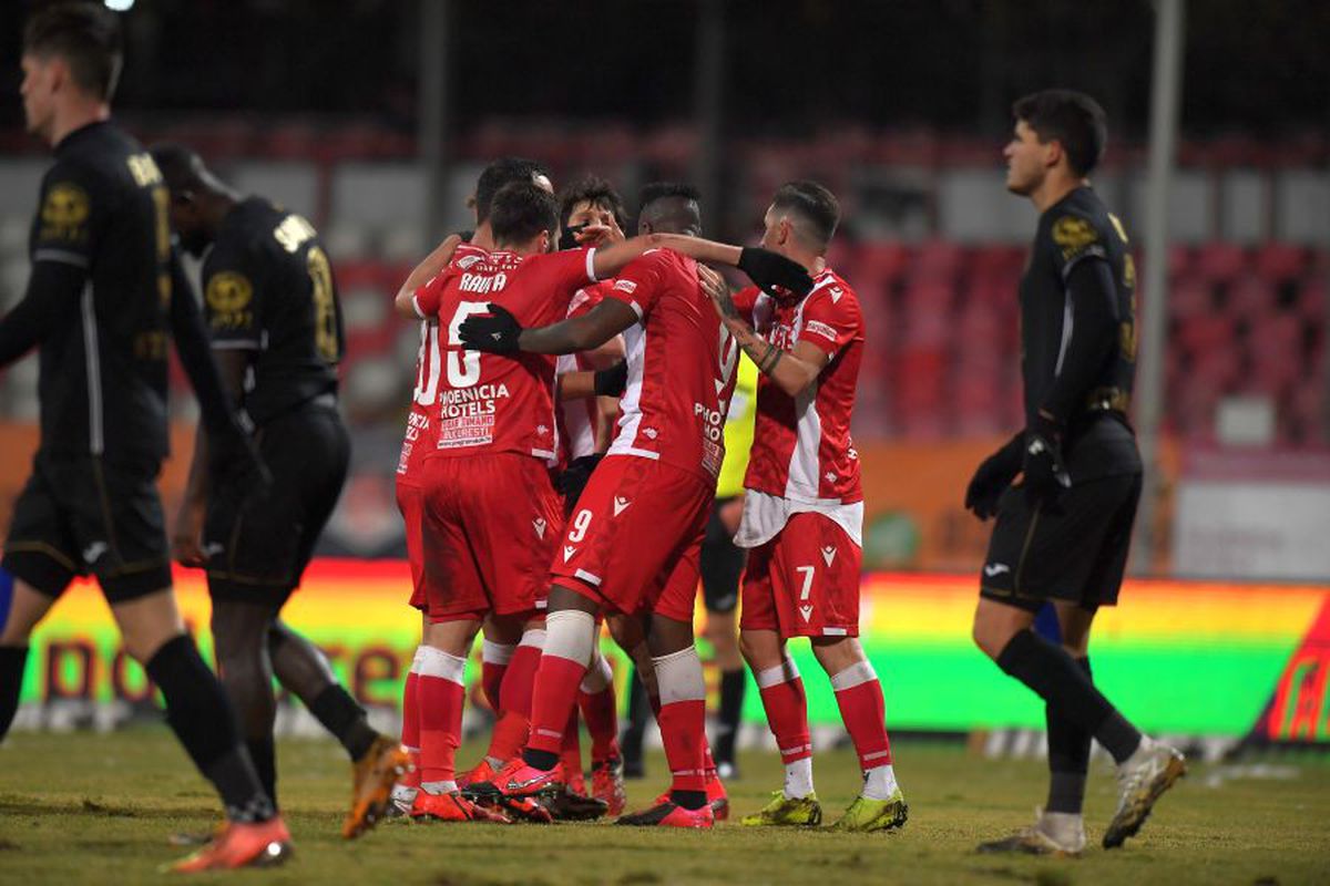 VIDEO Noul șef de la Dinamo a anunțat ultima mutare din „Groapă”: „E pe drum!” + Cum au ratat „câinii” un transfer: „I-au zis să nu calce în România”