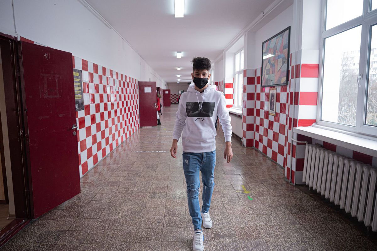 Elevul Dima dintr-a 10-a » Povestea unuia dintre cei mai tineri debutanţi din Liga 1: „Cu şcoala merge bine”