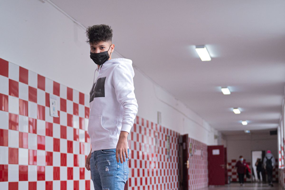 Elevul Dima dintr-a 10-a » Povestea unuia dintre cei mai tineri debutanţi din Liga 1: „Cu şcoala merge bine”