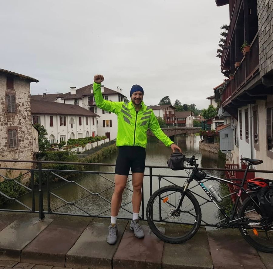 Baschetbalistul a mers într-o vacanță 800 de kilometri, din Franța în Spania, cu bicicletele, cu soția sa FOTO. Arhiva personală Ce a remarcat un bosniac, Andrija Stipanović, baschetbalist exponenţial la U-BT Cluj, în România: „Dacă ați avea și drumuri, ați fi ca în Occident”