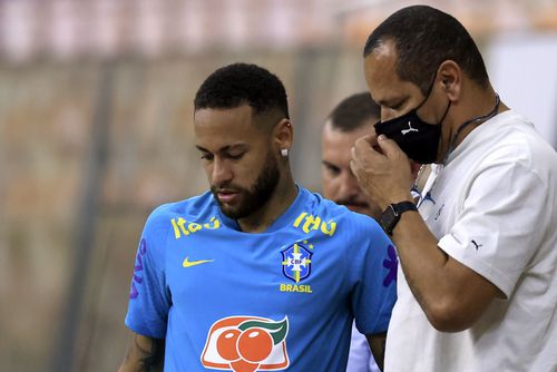 Neymar, alături de tatăl său (în tricoul alb) // Foto: Getty Images