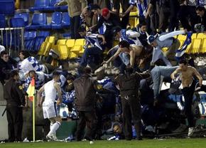 Iar s-a rupt tribuna cu fani » La fel ca la Claudiu Răducanu! Un suporter a ajuns la spital