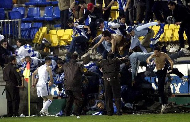 Iar s-a rupt tribuna cu fani » La fel ca la Claudiu Răducanu! Un suporter a ajuns la spital