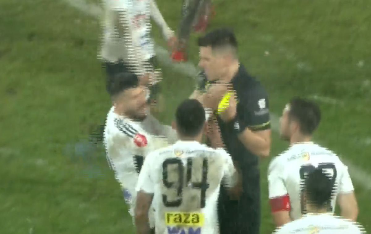 „Accidentat” de arbitru » „Centralul” l-a însângerat pe jucătorul din Superligă