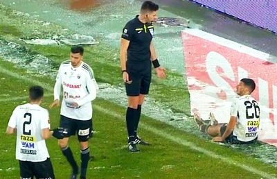 Greșeală imensă de arbitraj în U Cluj - Rapid » Verdictul specialistului: „Una dintre cele mai clare lovituri de la 11 metri. Ori sunt prieteni, ori...”