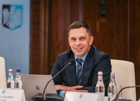 5 cluburi din Superligă ignoră „legea Novak", în ciuda faptului că ministrul a anunțat mărirea de 10 ori a amenzii pentru nerespectarea acesteia: „E în contradicție cu aerul european”