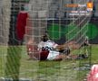 FOTO Marian Barbu nu acordă penalty la duelul Onea - Oancea, în U Cluj - Rapid 27.01.23