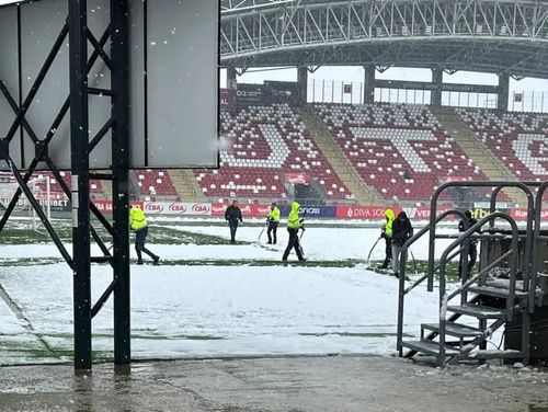 Ninge la Arad și se fac eforturi pentru îndepărtarea zăpezii de pe gazon cu mai puțin de 24 de ore înaintea meciului UTA - CS Mioveni (sâmbătă, 14:30).