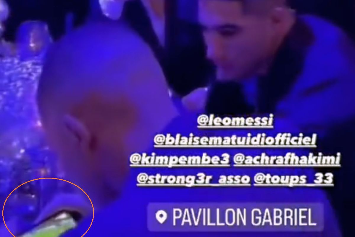 Mbappe, surprins când se uita la un meci pe telefon, la petrecerea lui PSG: „E nebun după această echipă”