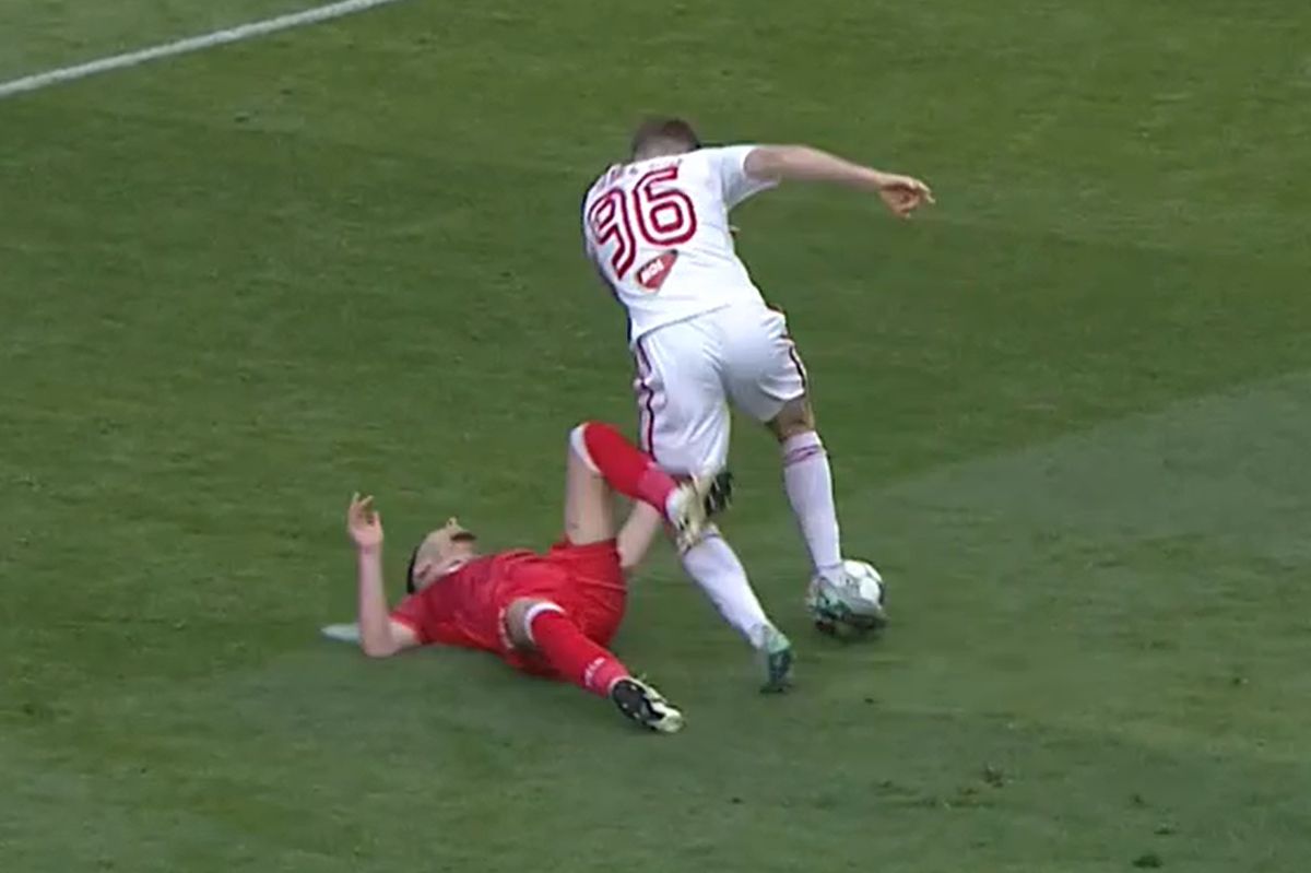 Simulare penibilă în Superliga » Doar „centralul” a văzut penalty