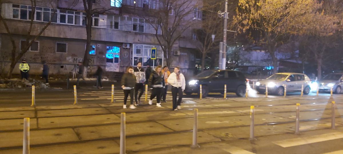 Pasiunea pentru fotbal n-are vârstă! Doi copilași au venit din Suceava pentru a vedea derby-ul Dinamo - Rapid