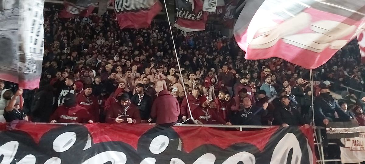 Ce s-a întâmplat pe arena din Giulești, după Dinamo - Rapid. Jucătorii au celebrat alături de fani succesul din derby