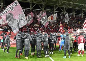 Ce se întâmplă pe Stadionul Giulești în timpul meciului Dinamo - Rapid: „Ceva unic în istoria fotbalului!”