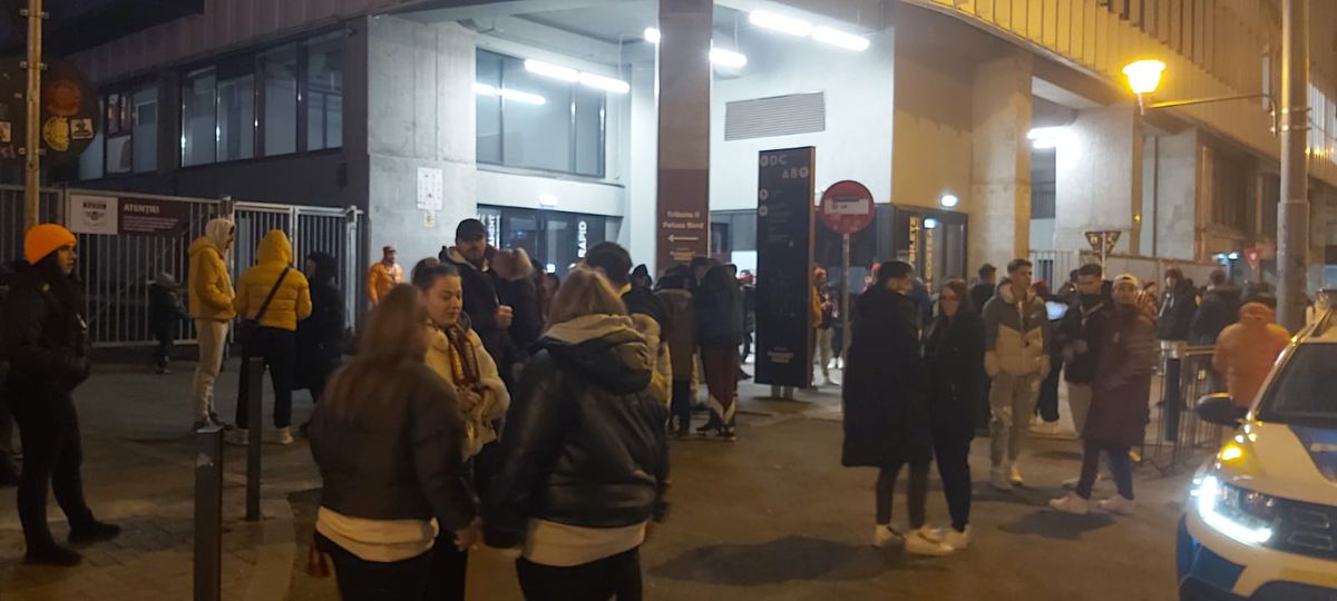 Pasiunea pentru fotbal n-are vârstă! Doi copilași au venit din Suceava pentru a vedea derby-ul Dinamo - Rapid