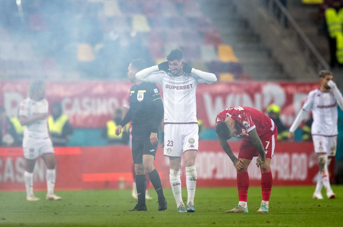 Dinamo - Rapid, întrerupt 2 minute și 50 de secunde pentru o „rachetă” aruncată pe teren