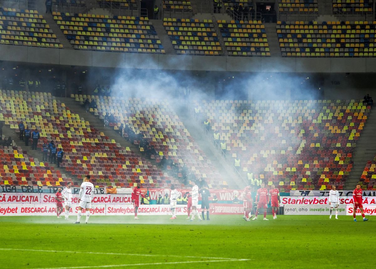 Dinamo - Rapid, întrerupt 2 minute și 50 de secunde pentru o „rachetă” aruncată pe teren