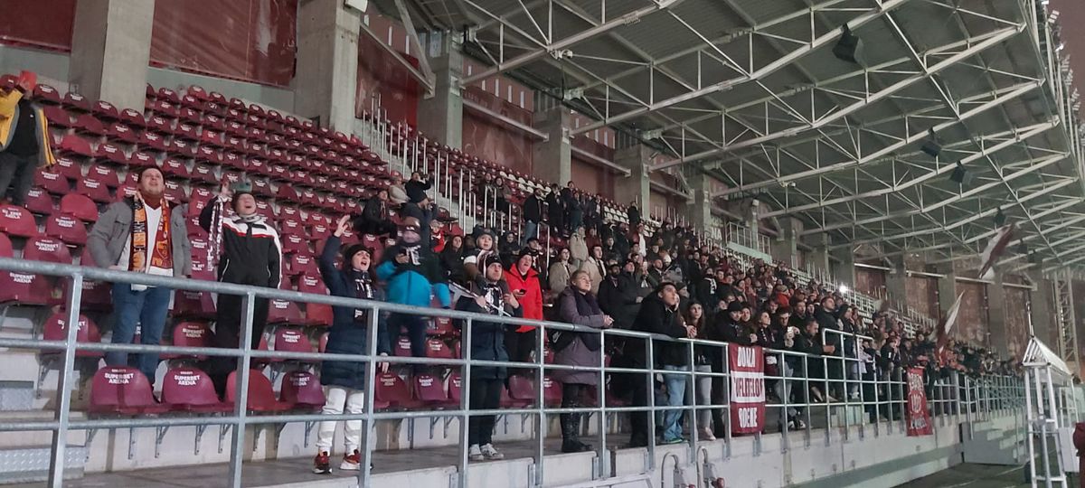Pasiunea pentru fotbal n-are vârstă! Doi copilași au venit din Suceava pentru a vedea derby-ul Dinamo - Rapid