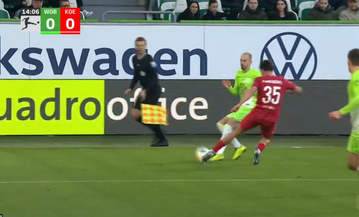 Moment straniu la Wolfsburg - Koln: din tribună, direct arbitru