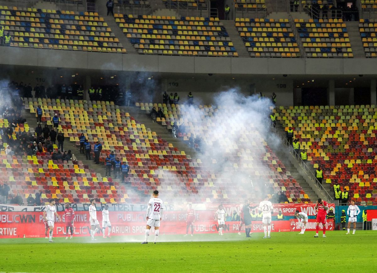 Dinamo - Rapid, întrerupt 2 minute și 50 de secunde pentru o „rachetă” aruncată pe teren