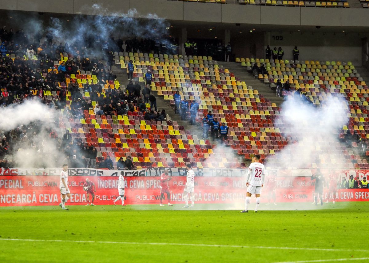 Dinamo - Rapid, întrerupt 2 minute și 50 de secunde pentru o „rachetă” aruncată pe teren