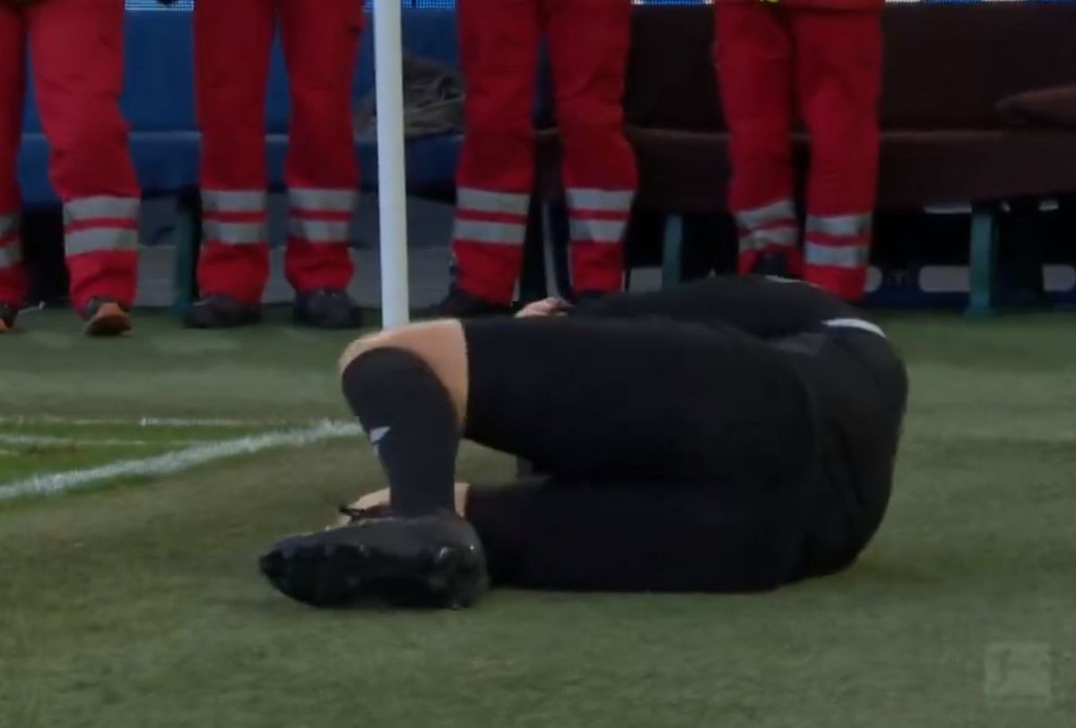 Moment bizar la Wolfsburg - Koln » Ce a urmat, după ce arbitrul asistent a fost făcut KO: „Situația deja devine ciudată”