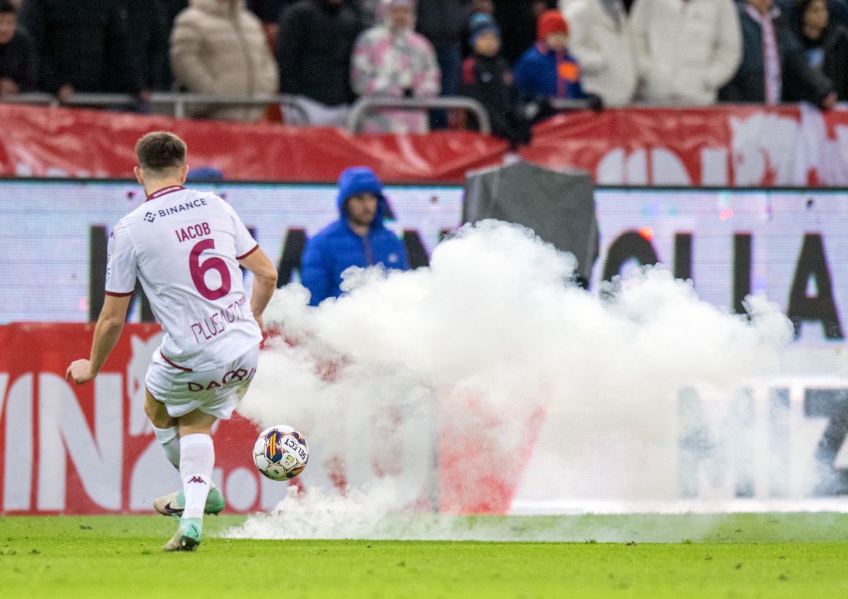 Dinamo - Rapid, întrerupt 2 minute și 50 de secunde pentru o „rachetă” aruncată pe teren