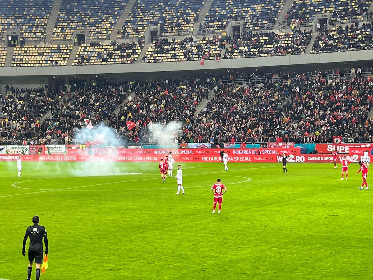 Dinamo - Rapid, întrerupt 2 minute și 50 de secunde pentru o „rachetă” aruncată pe teren