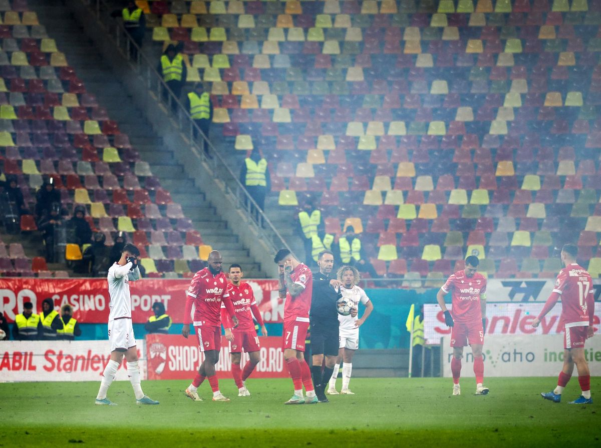 Dinamo - Rapid, întrerupt 2 minute și 50 de secunde pentru o „rachetă” aruncată pe teren