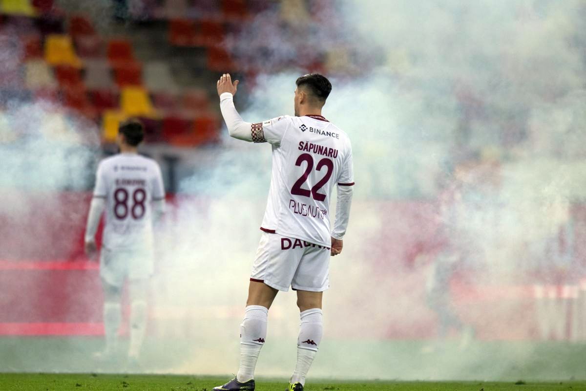 Dinamo - Rapid, întrerupt 2 minute și 50 de secunde pentru o „rachetă” aruncată pe teren