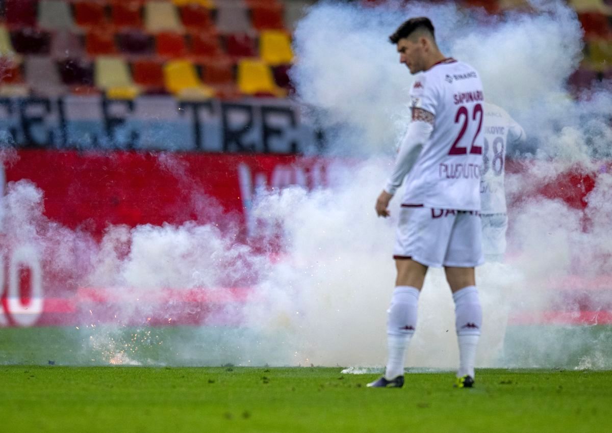 Dinamo - Rapid, întrerupt 2 minute și 50 de secunde pentru o „rachetă” aruncată pe teren