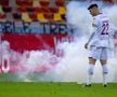 Cristian Săpunaru / Dinamo - Rapid, întrerupt 2 minute și 50 de secunde pentru o „rachetă” aruncată pe teren (foto: Raed Krishan/GSP)