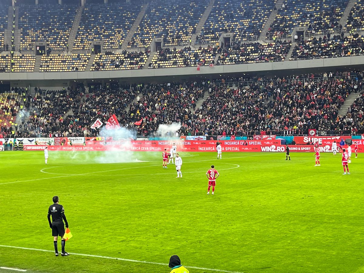 Dinamo - Rapid, întrerupt 2 minute și 50 de secunde pentru o „rachetă” aruncată pe teren