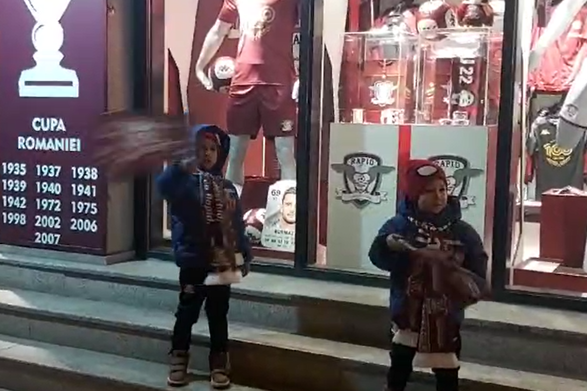 Pasiunea pentru fotbal n-are vârstă! Doi copilași au venit din Suceava pentru a vedea derby-ul Dinamo - Rapid