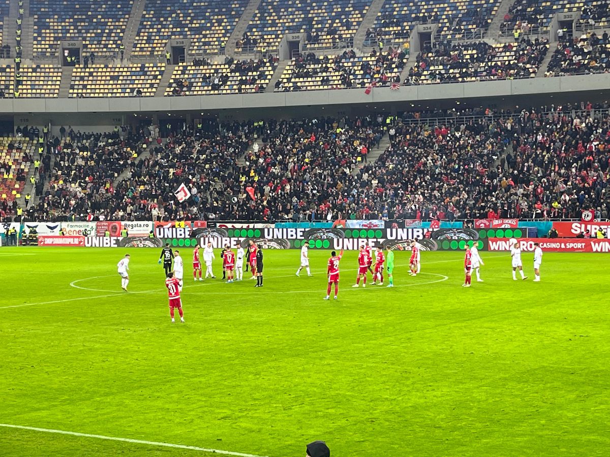 Dinamo - Rapid, întrerupt 2 minute și 50 de secunde pentru o „rachetă” aruncată pe teren