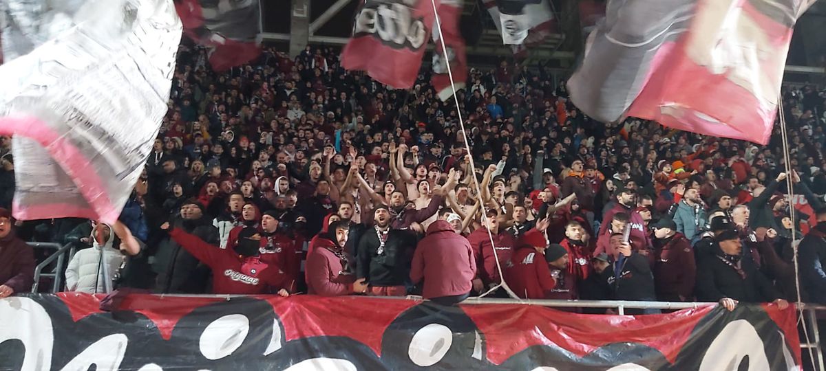 Pasiunea pentru fotbal n-are vârstă! Doi copilași au venit din Suceava pentru a vedea derby-ul Dinamo - Rapid