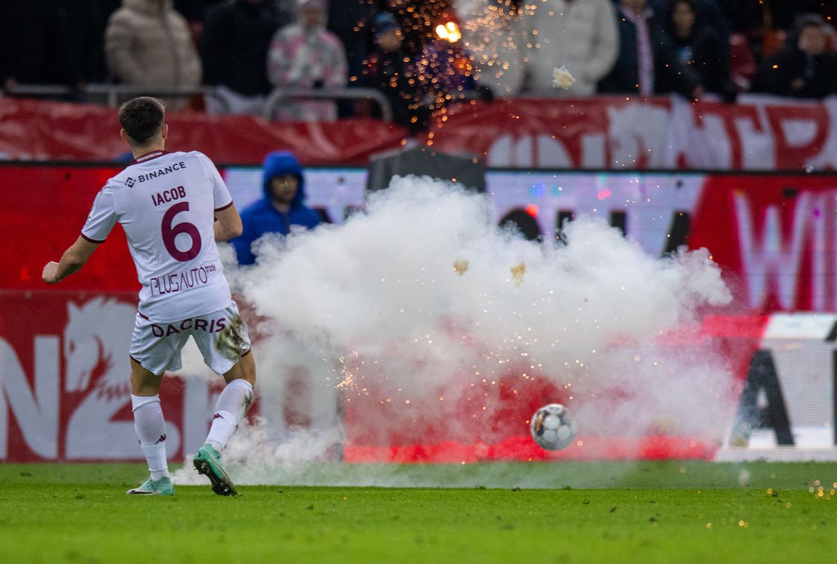 Dinamo - Rapid, întrerupt 2 minute și 50 de secunde pentru o „rachetă” aruncată pe teren